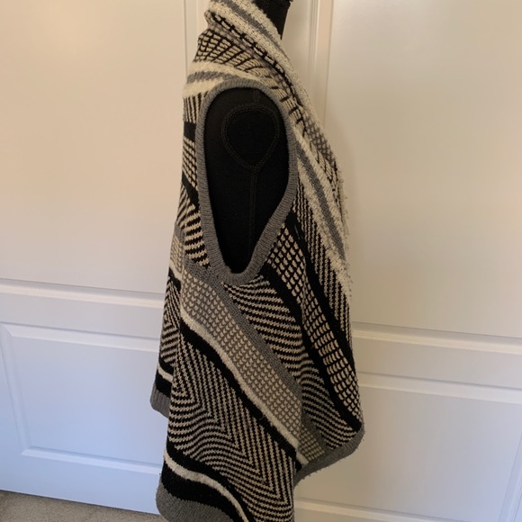 🖤🤍 Sleeveless Cardigan Vest 🤍🖤 - Picture 5 of 12